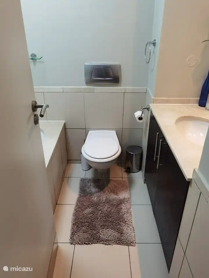 Das en-suite Badezimmer mit Badewanne.
