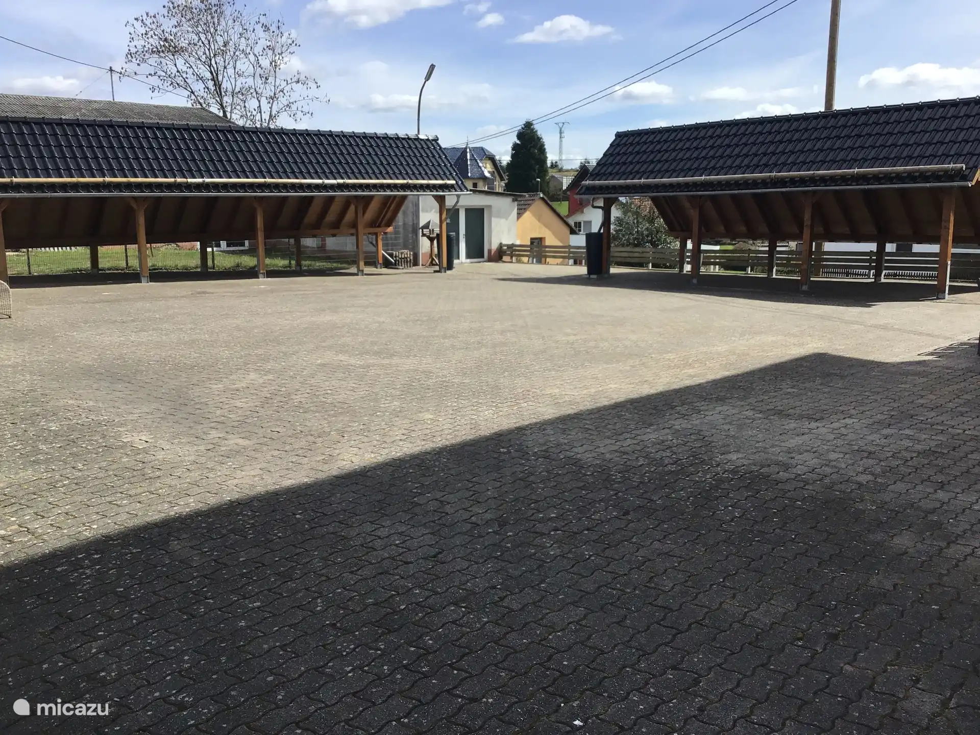 Zwei Schuppen für die Lokomotiven