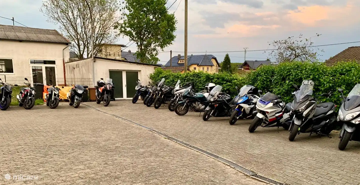 Voldoende parkeergelegenheid achter ons huis