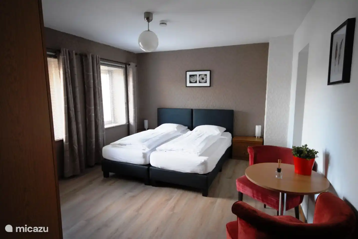 Raum 1. 2 x Boxspringbett im ersten Stock.
Verfügt über ein eigenes Bad.