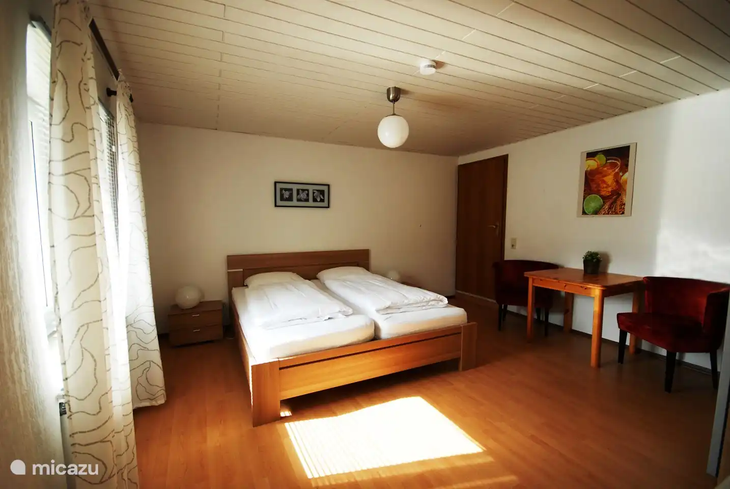 Zimmer 2, mit Doppelbett.
Verfügt über ein eigenes Bad.