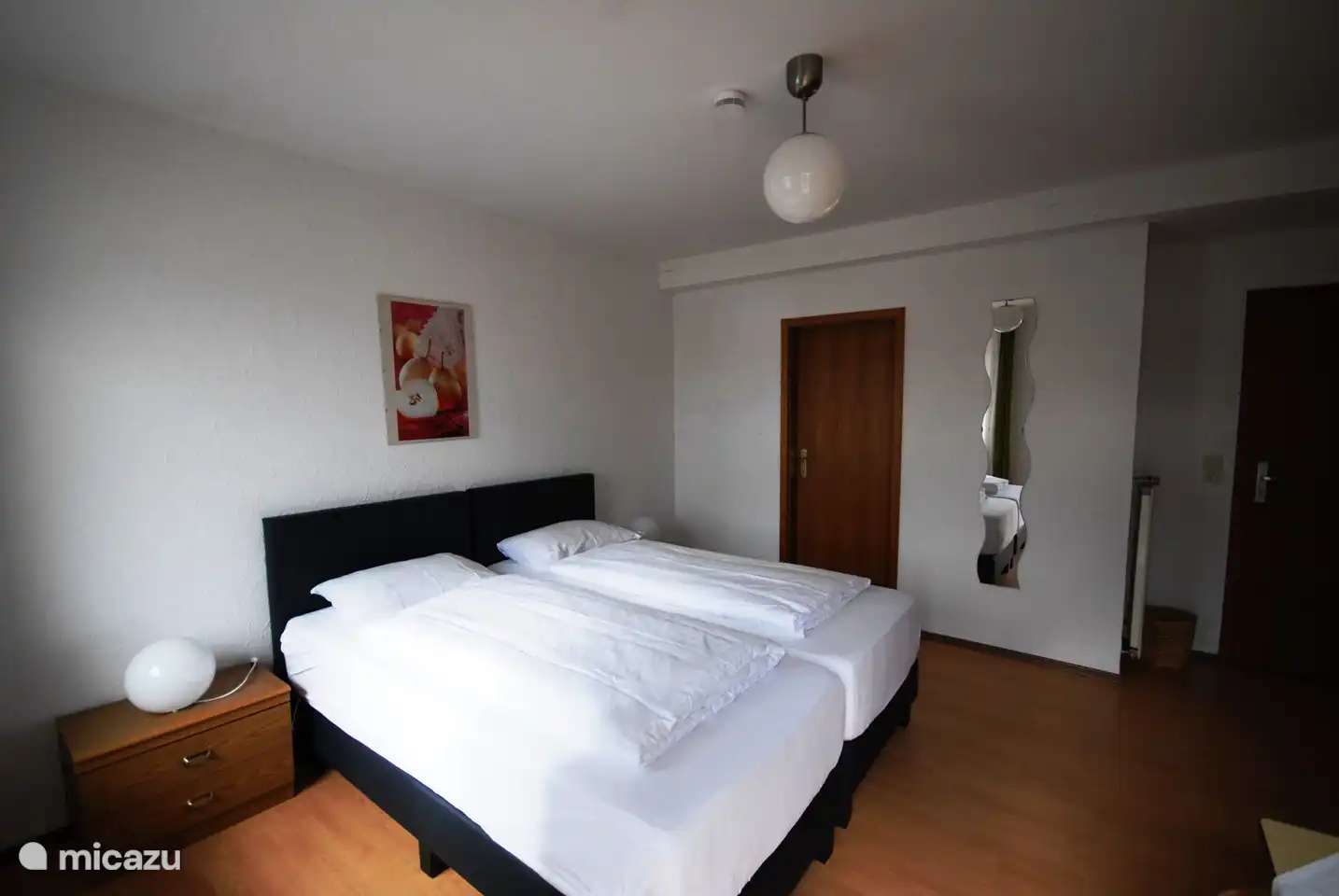 Zimmer 2 mit 2 Boxspringbetten.
Verfügt über ein eigenes Bad 