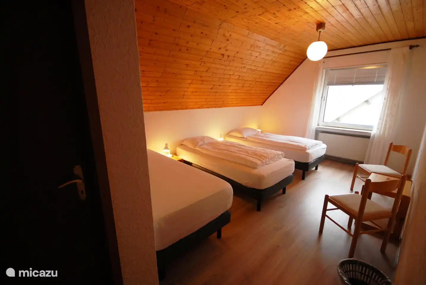 Zimmer 11 mit 3 Boxspringbetten.
Verfügt über ein eigenes Bad 