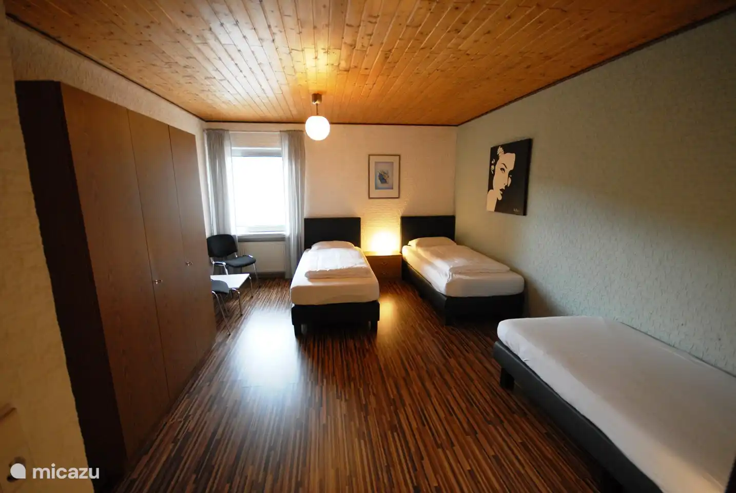 Zimmer 12 mit 3 Boxspringbetten.
Verfügt über ein eigenes Bad 