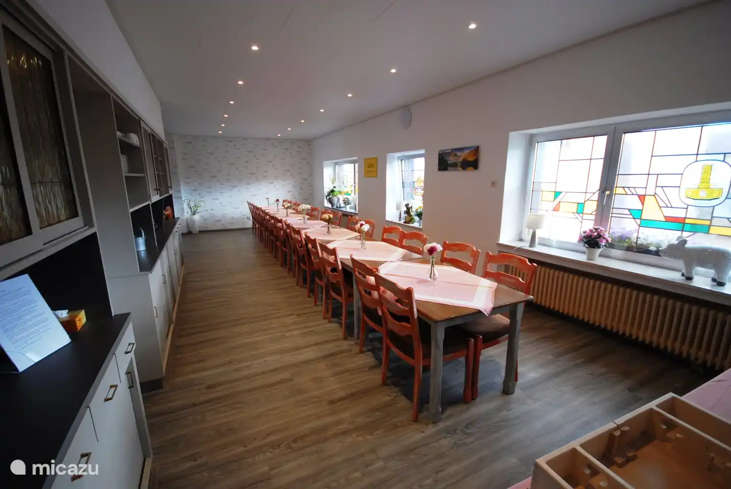 Geräumiger Speisesaal für bis zu 32 Personen