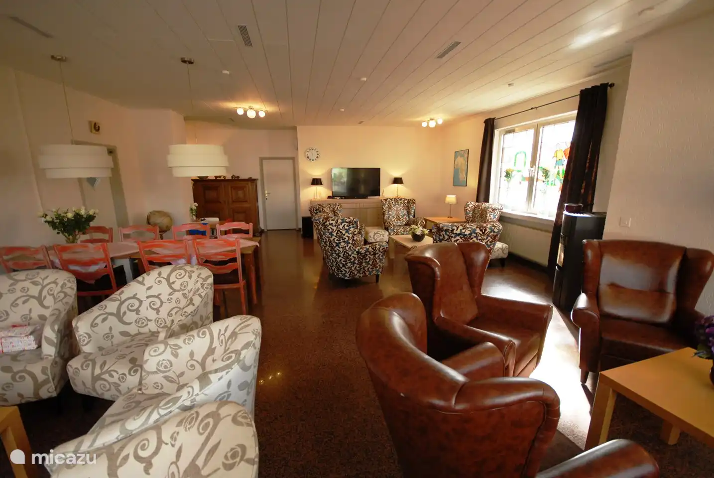 Geräumiges Wohnzimmer 