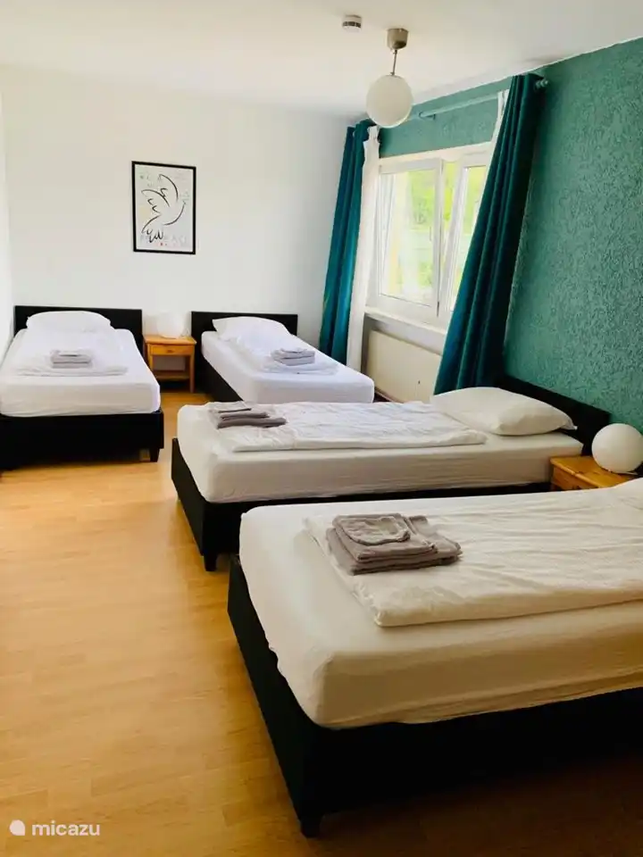 Ein 4-Personen-Zimmer im ersten Stock. Verfügt über ein Badezimmer mit Dusche, Badewanne, 2 Waschbecken, Bidet und WC.