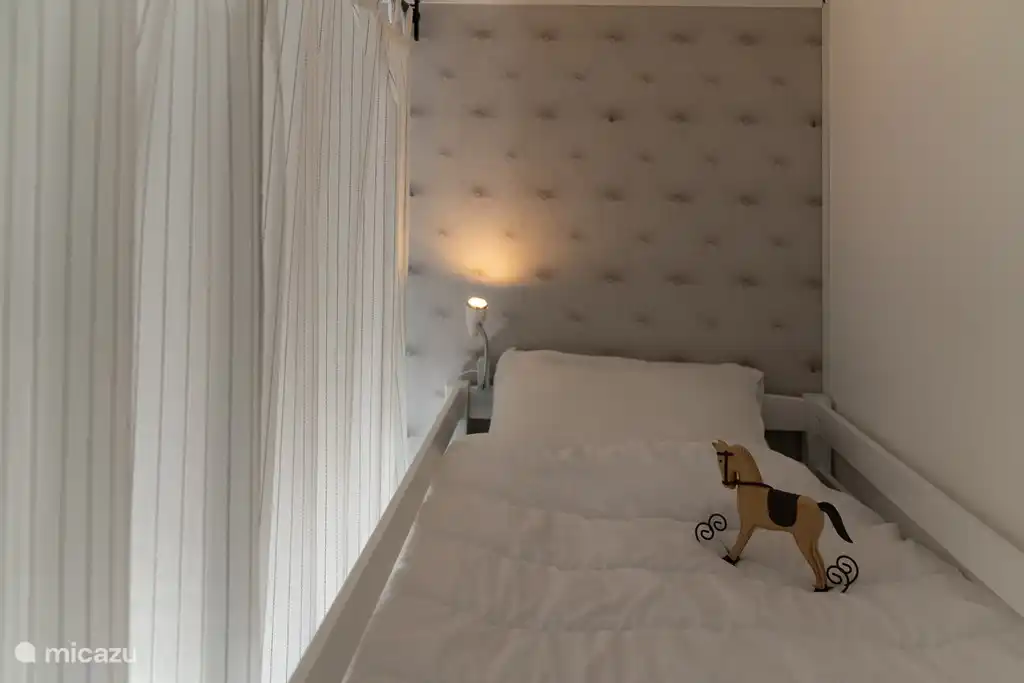 Cada una de las literas tiene su propia l&#225;mpara y enchufe.