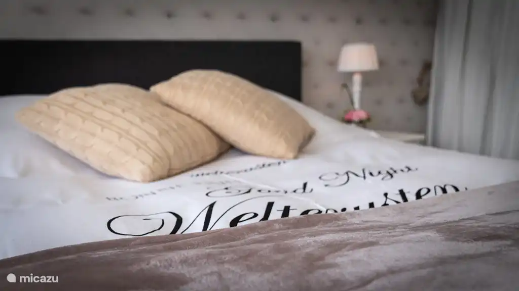 Maravillosos sue&#241;os en la oscuridad a trav&#233;s de las persianas.