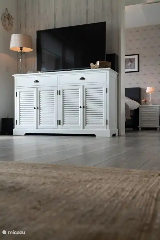 Disfruta viendo la televisi&#243;n. Tambi&#233;n un est&#233;reo y juegos est&#225;n presentes en la c&#243;moda...