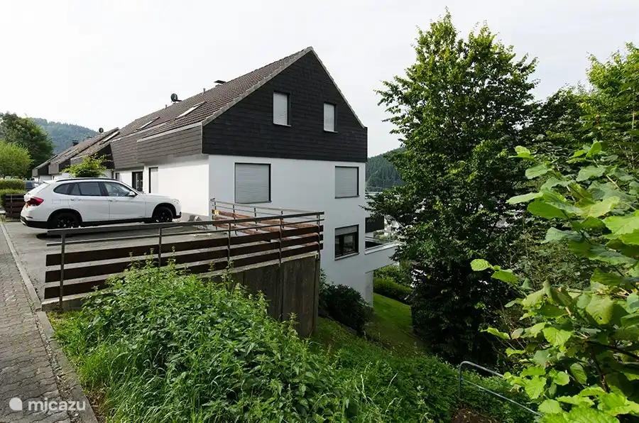 Queens Castle est&#225; ubicado en una calle tranquila en la cima de la monta&#241;a y es uno de los pocos apartamentos en alquiler con vistas despejadas.