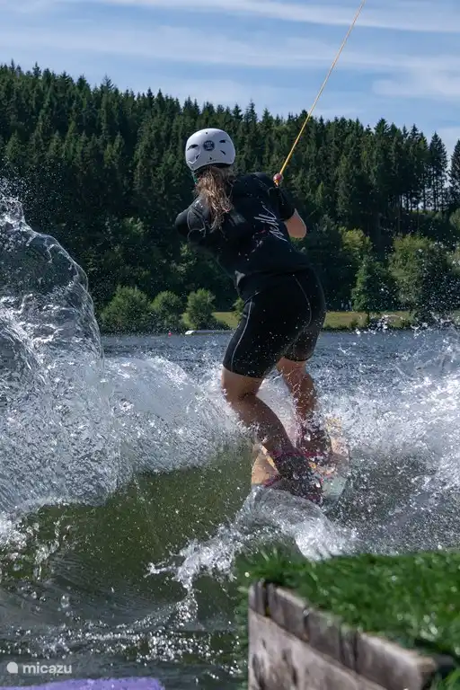 El Hillebachsee. Juegue voleibol de playa, tome el sol, coma pastel o haga esqu&#237; acu&#225;tico a cinco minutos a pie del castillo de Queens.