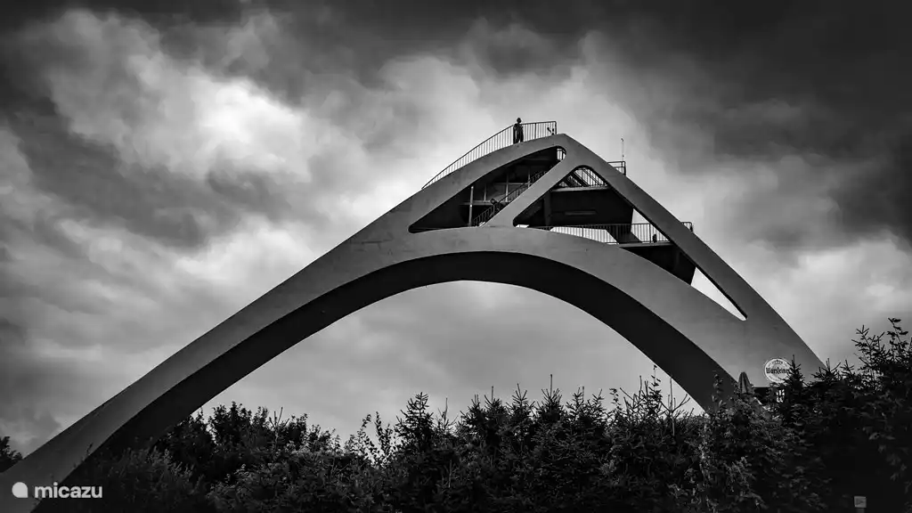 El salto de esqu&#237; de Kahler Asten se encuentra a diez minutos en coche. En la cima de la monta&#241;a un gran caf&#233; con vista panor&#225;mica.