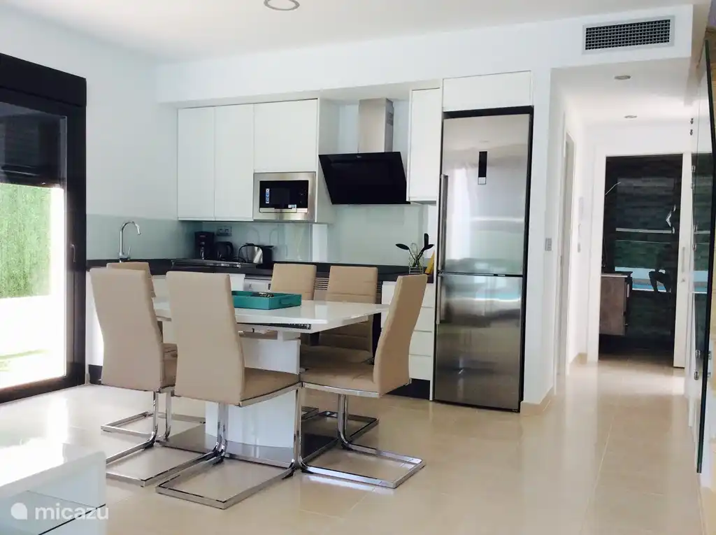 Kitchen and kitchen table with 6 chairs