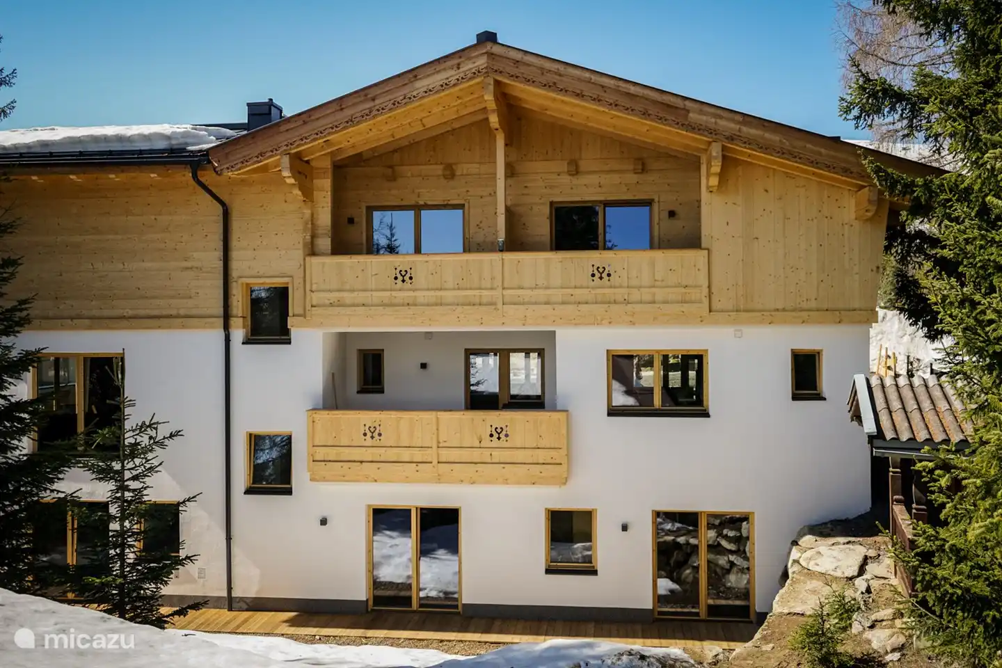 Premium Chalet für 10 Personen. 135 m2 auf drei Etagen verteilt, mit geräumigem Wohnzimmer, Wohnküche, großen Schlafzimmern, vier Badezimmern, finnischer Sauna und drei Parkplätzen.