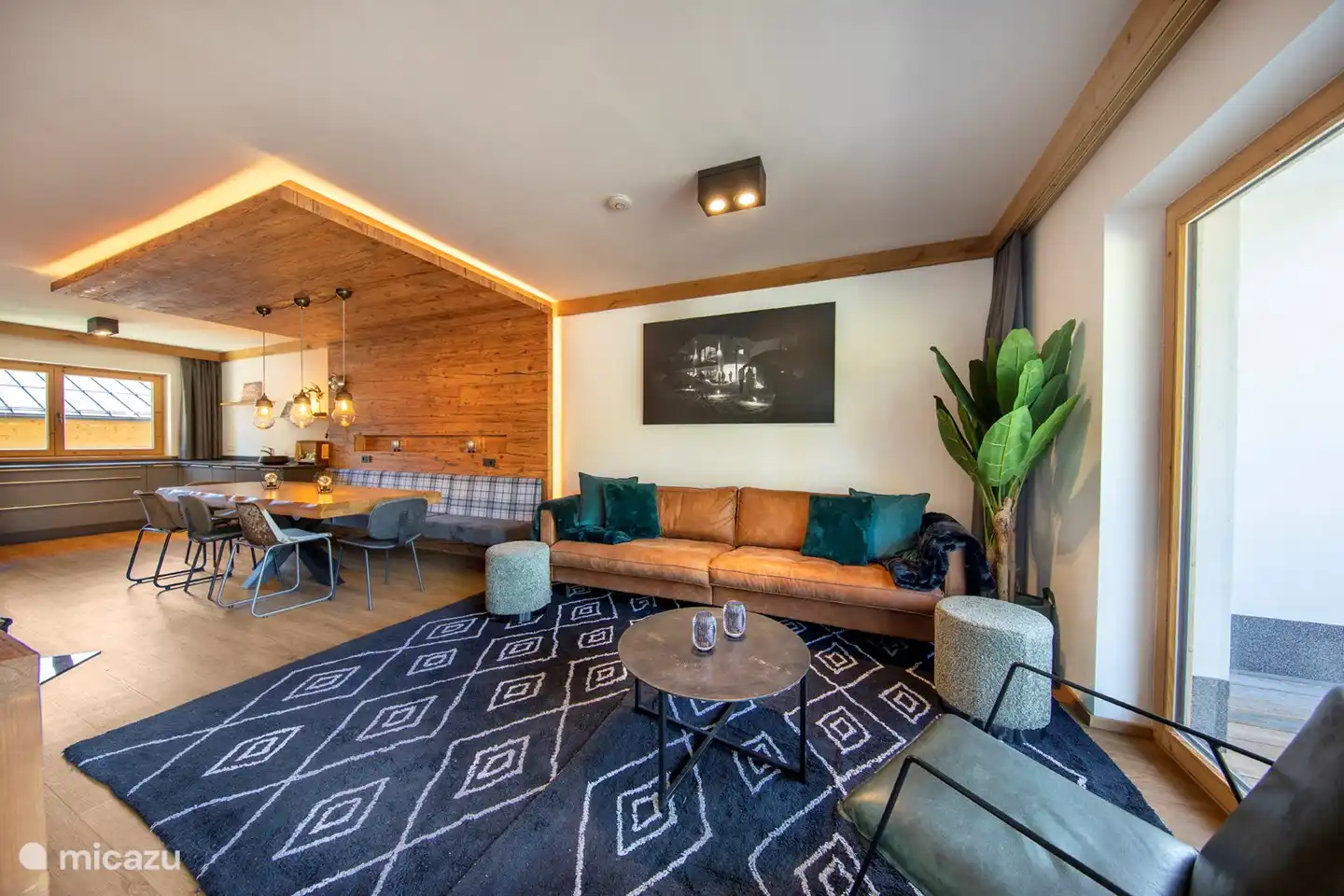 Geräumiges Wohnzimmer