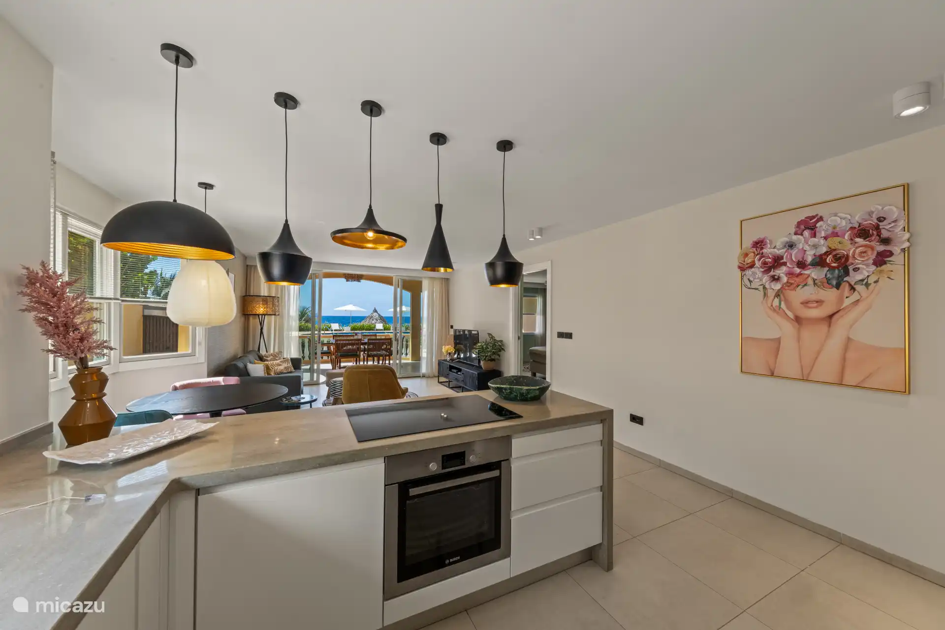 Moderne Küche komplett ausgestattet.