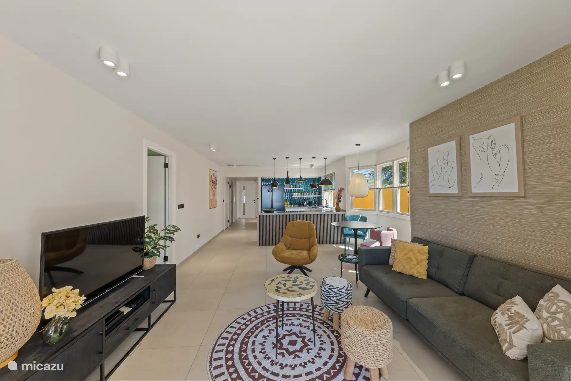 Das geräumige Wohnzimmer und die offene Küche können auch mit einer Klimaanlage gekühlt werden. 