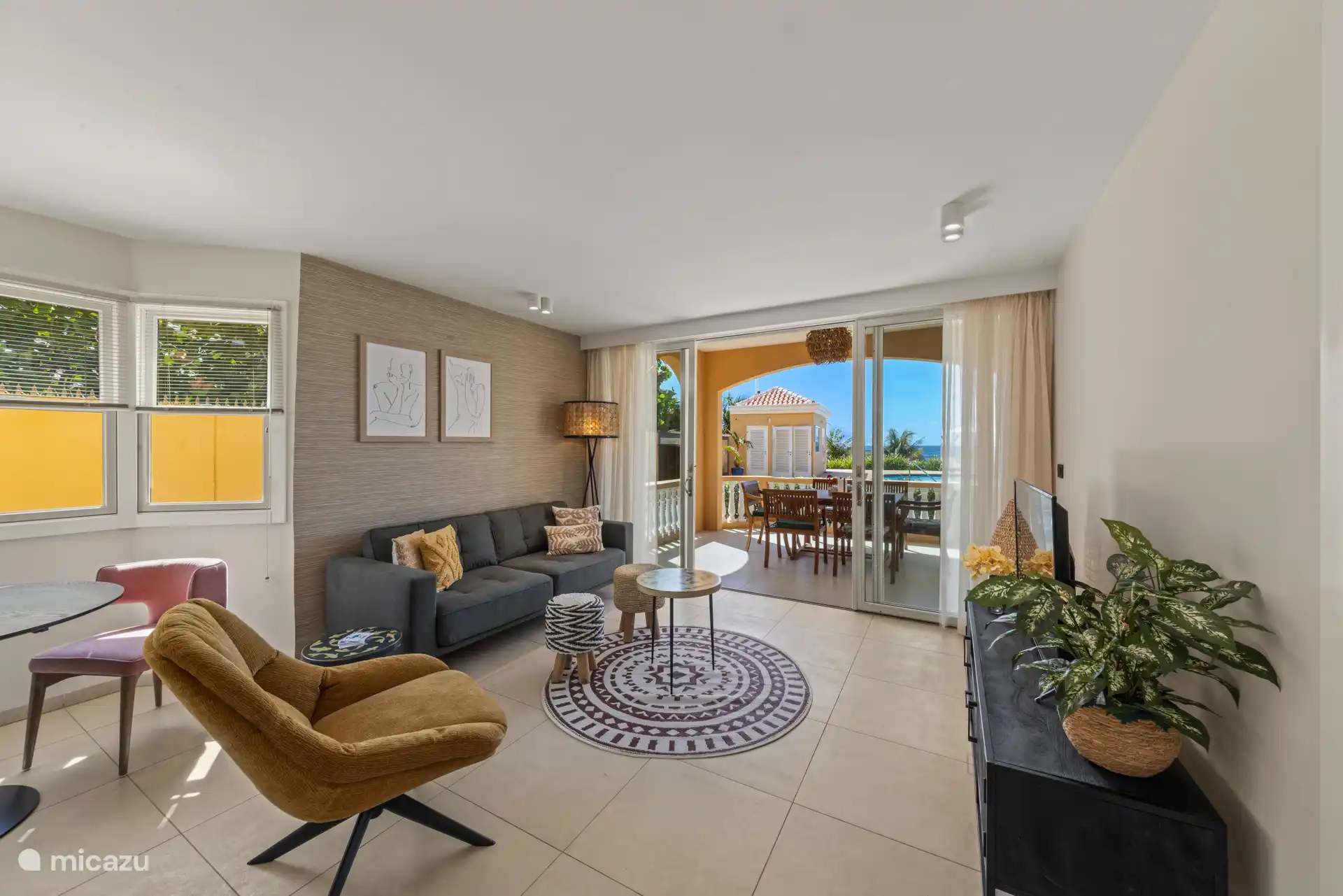 Dank der großen Schiebetüren geht der offene Wohnbereich nahtlos in diesen Außenbereich über und sorgt so für das ultimative karibische Wohnerlebnis. 