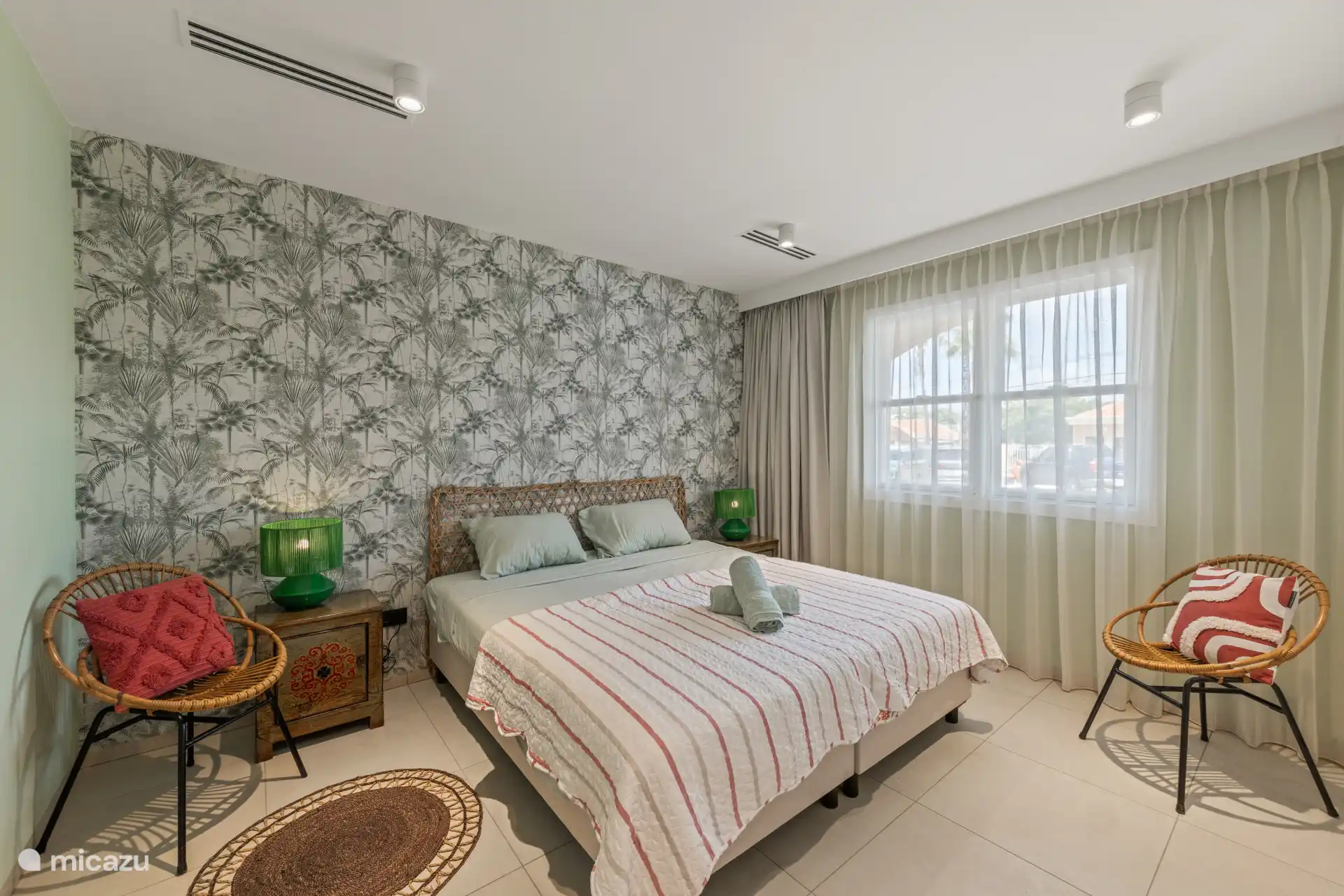 Zweites geräumiges Schlafzimmer mit Kleiderschrank, eigenem Bad und Klimaanlage.