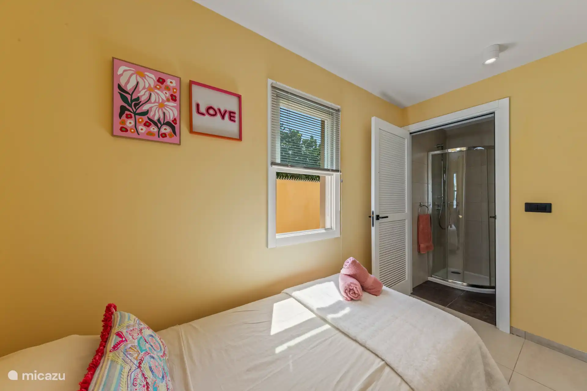 Zusätzliches Schlafzimmer für 1 Person mit eigenem Bad.