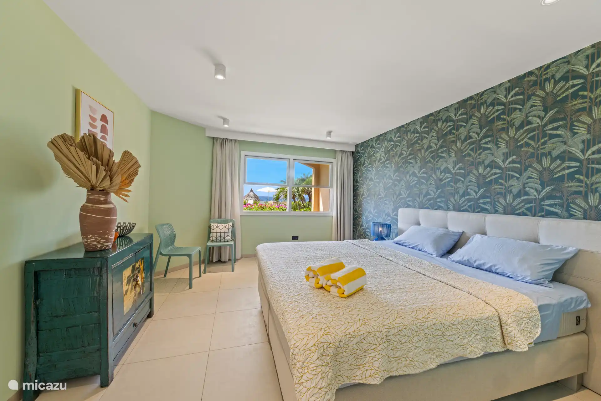 Hauptschlafzimmer mit Klimaanlage, eigenem Bad und begehbarem Kleiderschrank.