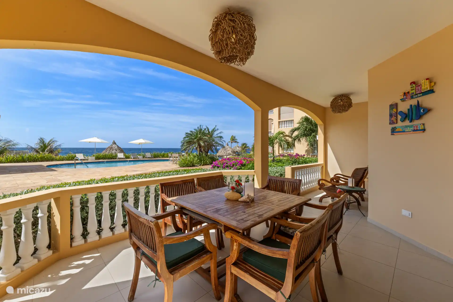 Sie haben die Möglichkeit, drinnen oder draußen zu speisen.