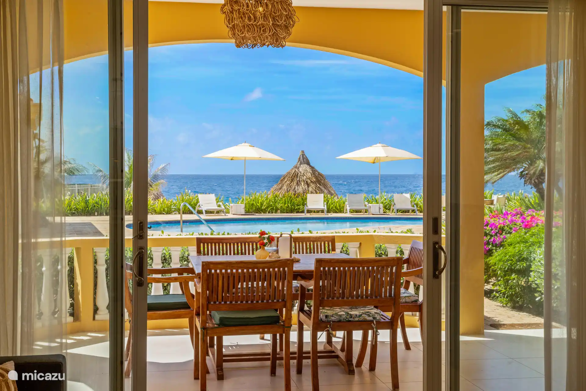 Wohnung im Erdgeschoss, direkter Zugang von Ihrem Balkon zum Pool und Strand.