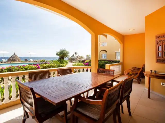 Le brin | 5 pers. appartement | Curaçao, Curaçao-Centre, Willemstad - appartement Vue du porche sur la piscine et la plage.