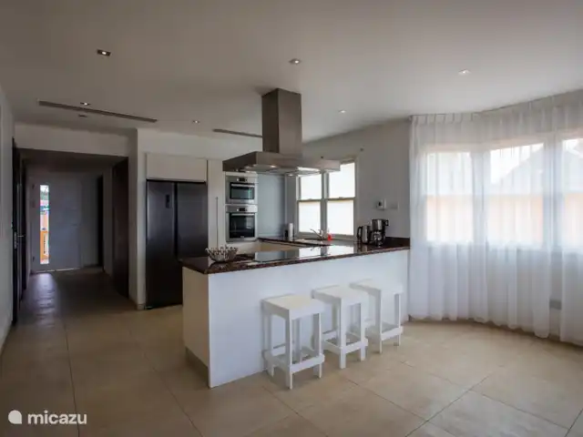 Le brin | 5 pers. appartement | Curaçao, Curaçao-Centre, Willemstad - appartement Espace de vie à l'intérieur, avec cuisine ouverte et porte d'entrée.
