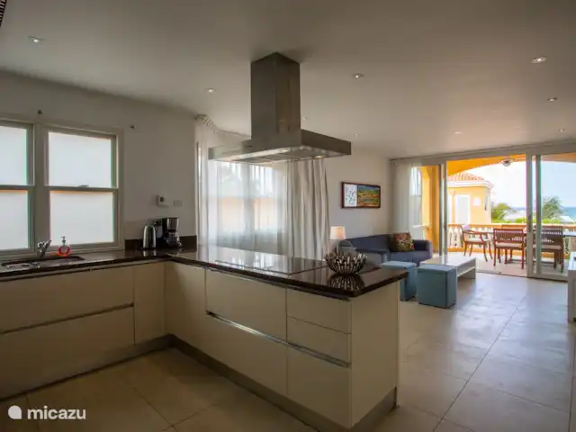 Le brin | 5 pers. appartement | Curaçao, Curaçao-Centre, Willemstad - appartement Cuisine ouverte avec réfrigérateur américain double porte, plaques à induction, four, lave-vaisselle, grille-pain, cafetière Nespresso.