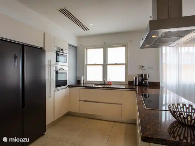Le brin | 5 pers. appartement | Curaçao, Curaçao-Centre, Willemstad - appartement Cuisine ouverte avec réfrigérateur américain double porte, plaques à induction, four, lave-vaisselle, grille-pain, cafetière Nespresso.