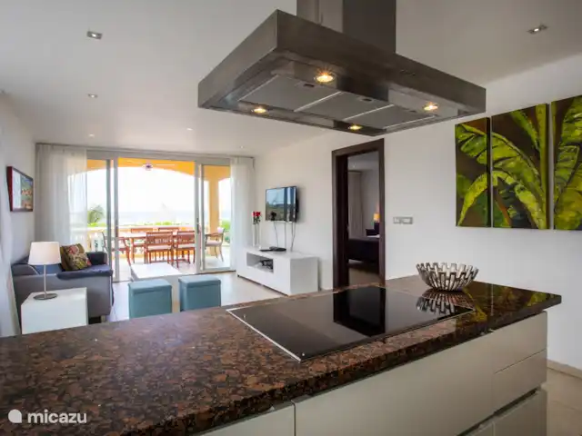 Le brin | 5 pers. appartement | Curaçao, Curaçao-Centre, Willemstad - appartement Cuisine ouverte avec réfrigérateur américain double porte, plaques à induction, four, lave-vaisselle, grille-pain, cafetière Nespresso.