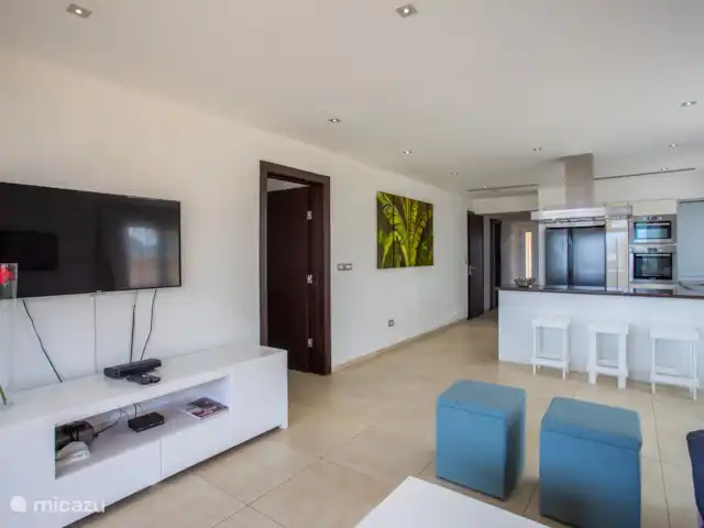 Le brin | 5 pers. appartement | Curaçao, Curaçao-Centre, Willemstad - appartement Salon et au milieu les portes de la chambre principale et de la chambre d'invités.