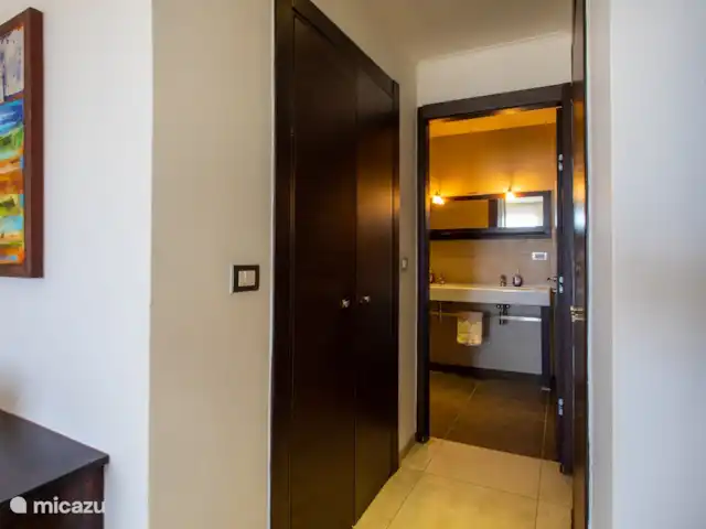 Le brin | 5 pers. appartement | Curaçao, Curaçao-Centre, Willemstad - appartement Couloir menant à la chambre des maîtres avec salle de bain privée.