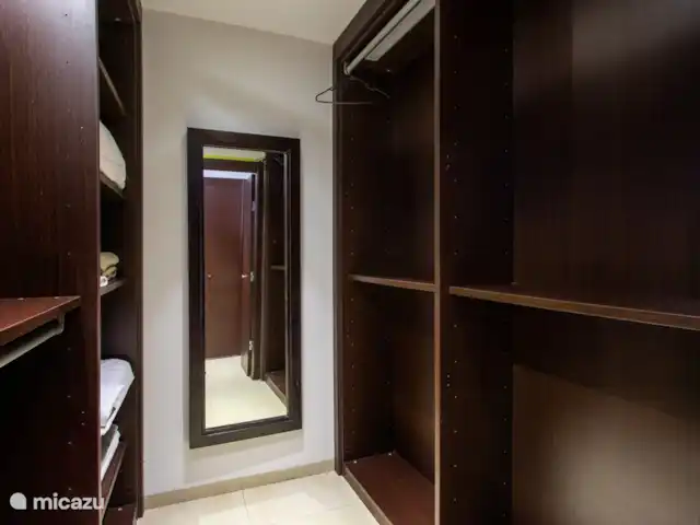 Le brin | 5 pers. appartement | Curaçao, Curaçao-Centre, Willemstad - appartement Walk-in de la chambre principale.