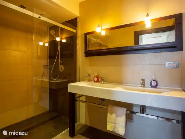 Le brin | 5 pers. appartement | Curaçao, Curaçao-Centre, Willemstad - appartement Salle de bain privée dans la chambre des maîtres.