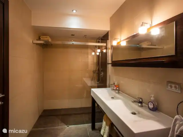 Le brin | 5 pers. appartement | Curaçao, Curaçao-Centre, Willemstad - appartement Salle de bain privée dans la chambre des maîtres.