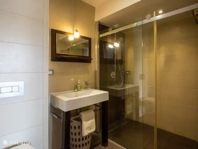 Le brin | 5 pers. appartement | Curaçao, Curaçao-Centre, Willemstad - appartement Salle de bain privée dans la chambre d'amis.