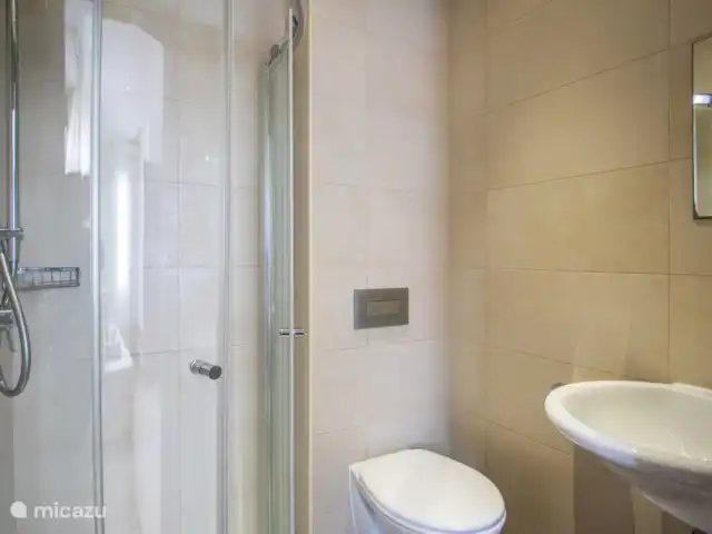 Le brin | 5 pers. appartement | Curaçao, Curaçao-Centre, Willemstad - appartement Salle de bain privée dans la chambre d'amis.