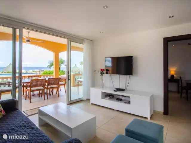Le brin | 5 pers. appartement | Curaçao, Curaçao-Centre, Willemstad - appartement Terrasse et coin TV à l'intérieur. A droite la porte de la chambre principale.