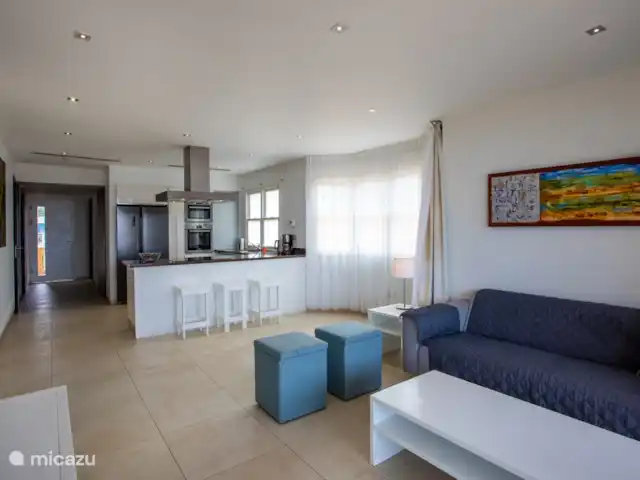 Le brin | 5 pers. appartement | Curaçao, Curaçao-Centre, Willemstad - appartement Espace de vie à l'intérieur, avec cuisine ouverte et porte d'entrée.