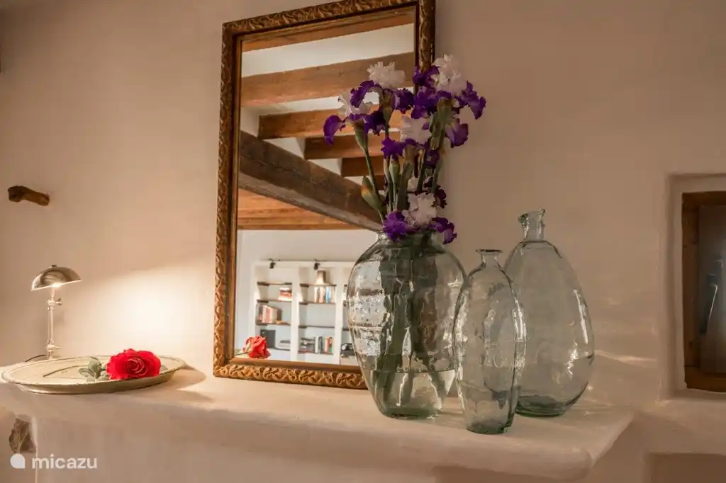 Kaminsims mit Spiegel im Wohnzimmer