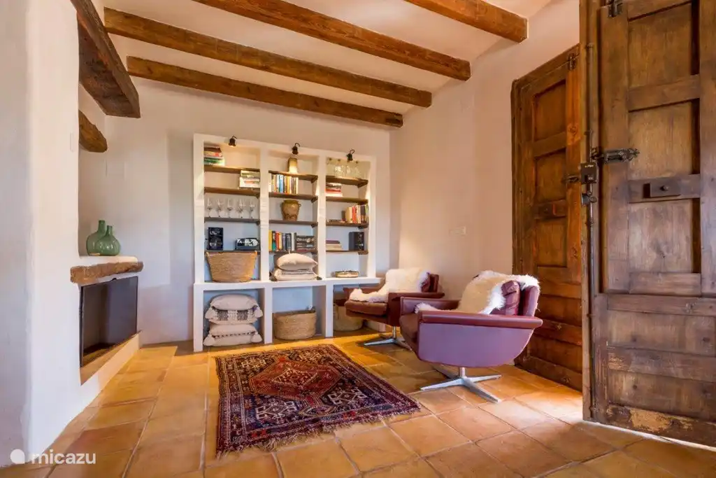 Fernsehecke und Bibliothek in der Ecke des Wohnzimmers