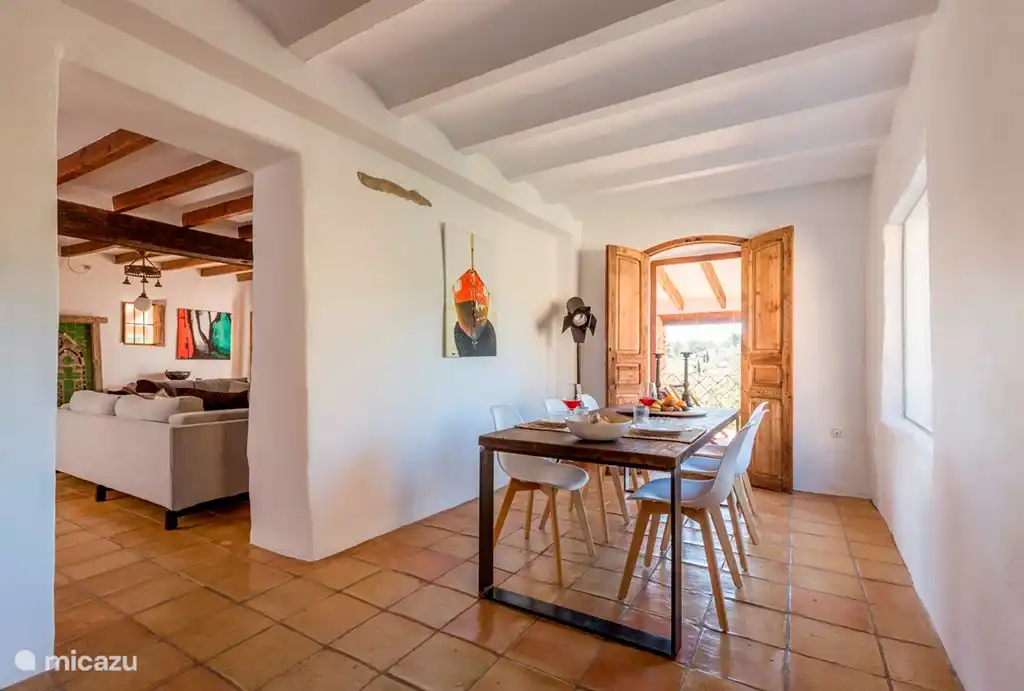 Esszimmer mit Blick auf Wohnzimmer und Französisch Türen zur hinteren Veranda