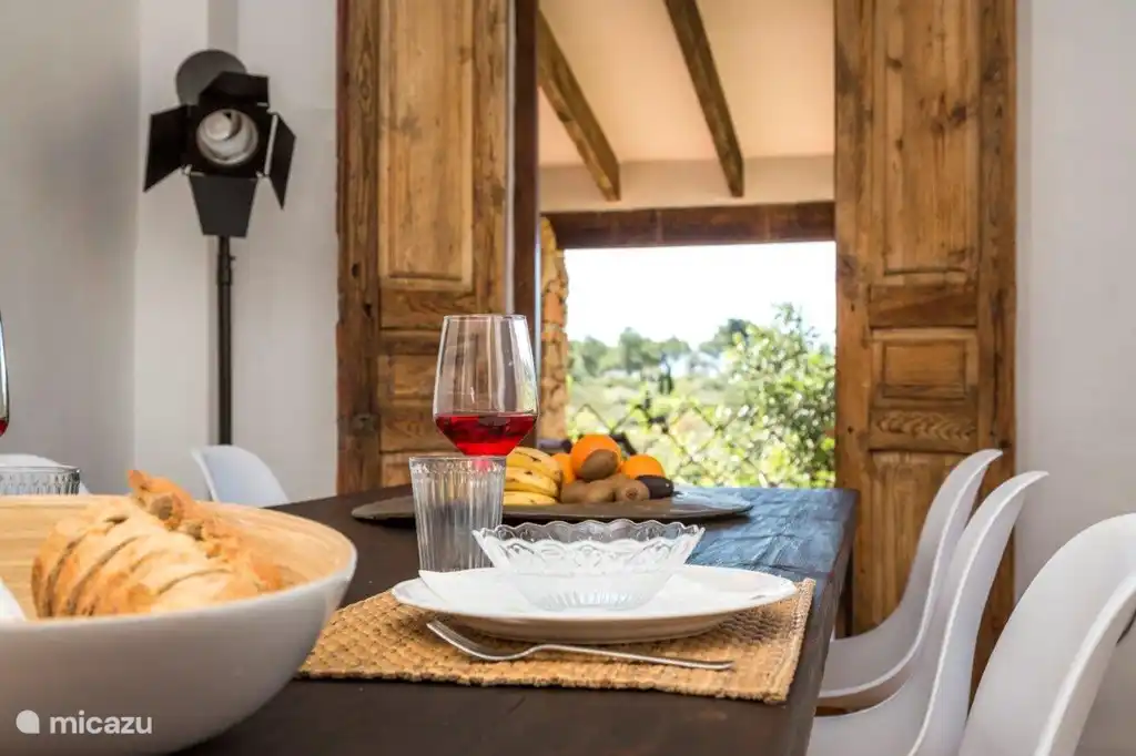 Gedeckter Tisch im Esszimmer mit Durchgang zur hinteren Veranda, wo Sie entspannen können