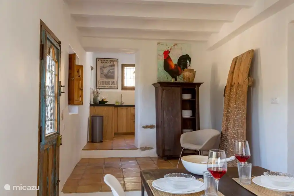 Blick vom Esszimmer auf die Küche mit rechts die Tür zum Innenhof / Patio