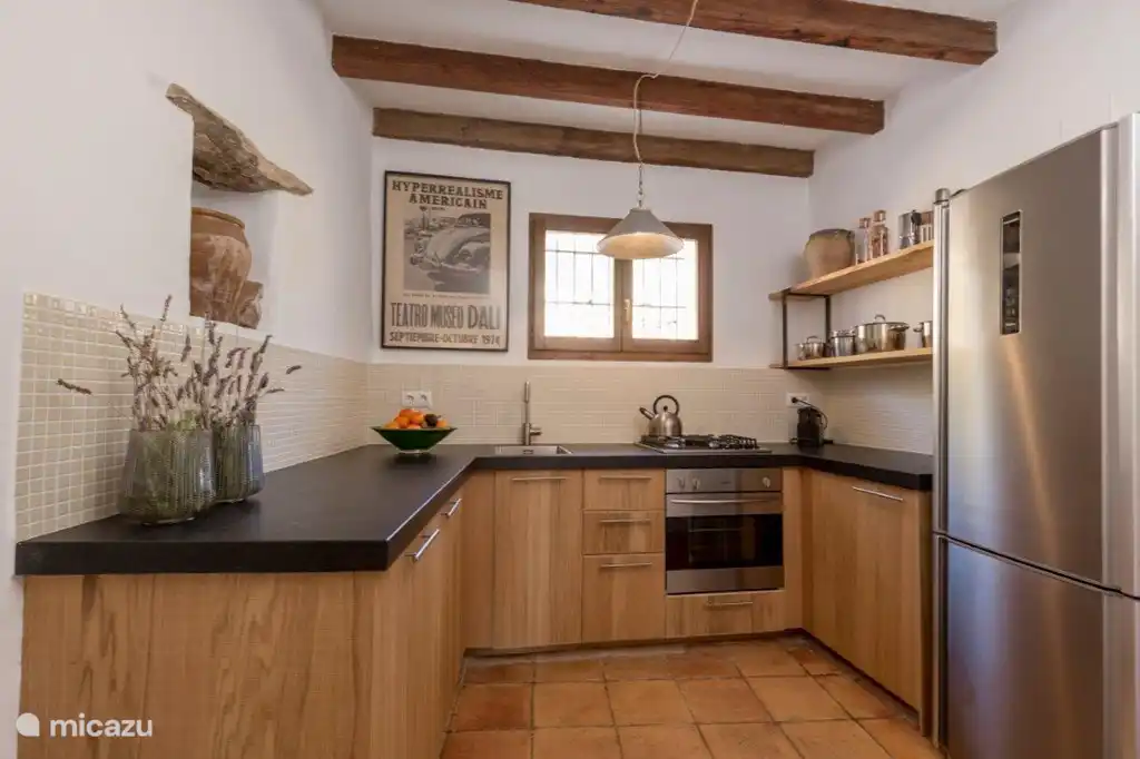 Moderne Küche mit Geschirrspüler, Gasherd und Gasofen