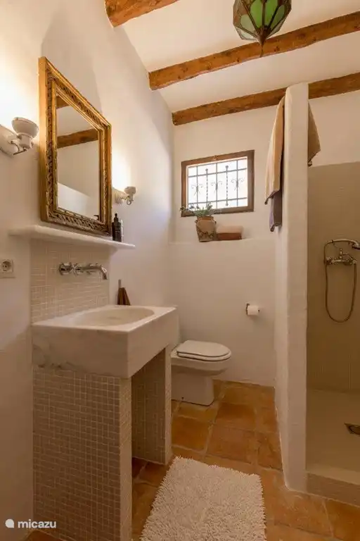 Badezimmer im Erdgeschoss mit Marmorwaschbecken