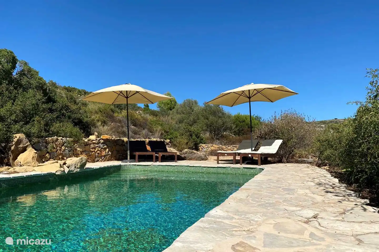 Schwimmbad mit Terrasse